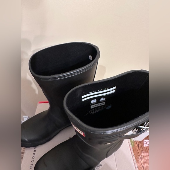 Hunter Rain Boots Including Fleece Sock Liners - Picture 3 of 9